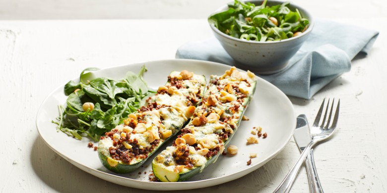 Gevulde courgette met blauwe kaas en hazelnoot 