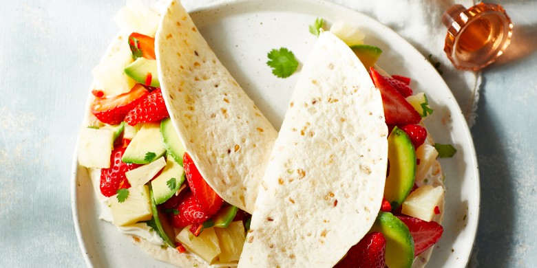 Wrap met aardbeien, avocado en ananas 