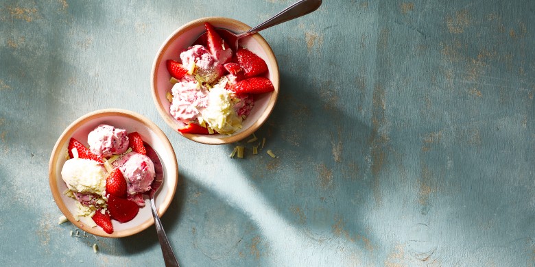 Yoghurt-aardbeienijs met witte chocolade 