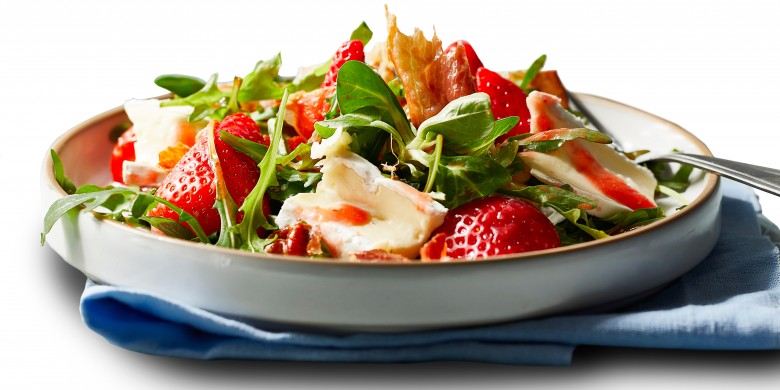 Salade met aardbeien, parmaham en brie