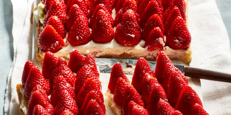 Aardbeienplaattaart met vanillehoning en tijm 