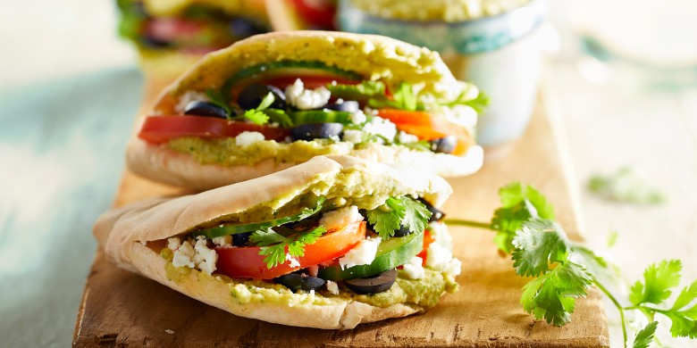 Pita met korianderhummus, feta en olijven 