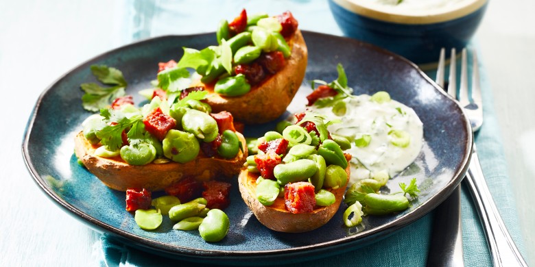 Zoete aardappel met geroerbakte tuinbonen en chorizo 