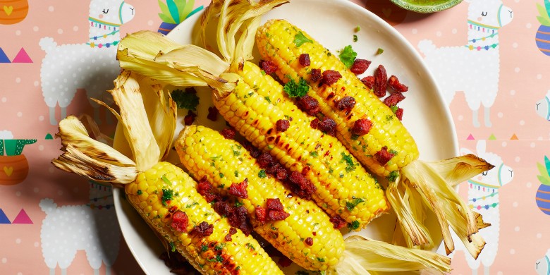 Maiskolven met peterselieboter en chorizo 