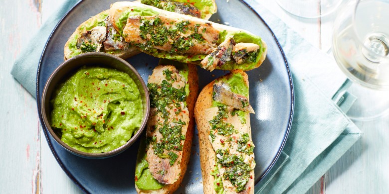 Focaccia-toast met erwtenhummus en sardine