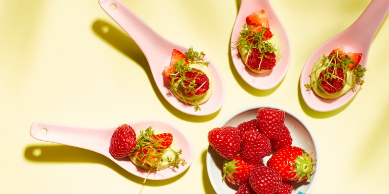 Lepelhapjes met avocado, munt en zomerfruit 