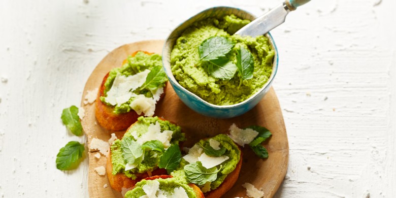 Crostini met tuinbonenhummus 