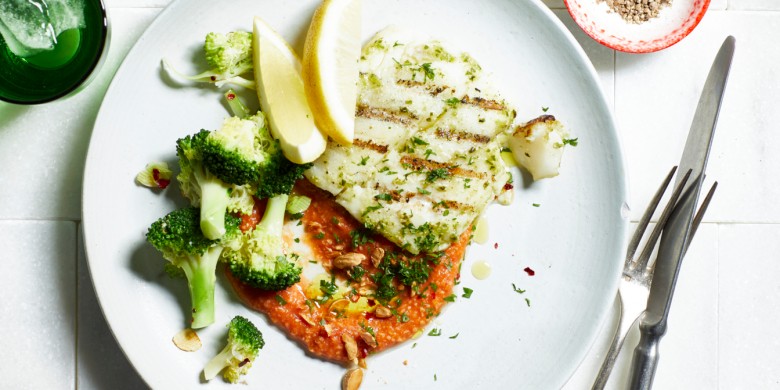 Geroosterde kabeljauw met pittige tomatensaus