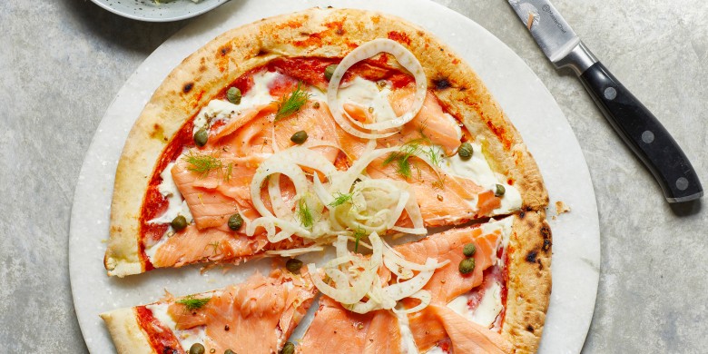 Pizza met citroen-mascarpone en gerookte zalm 