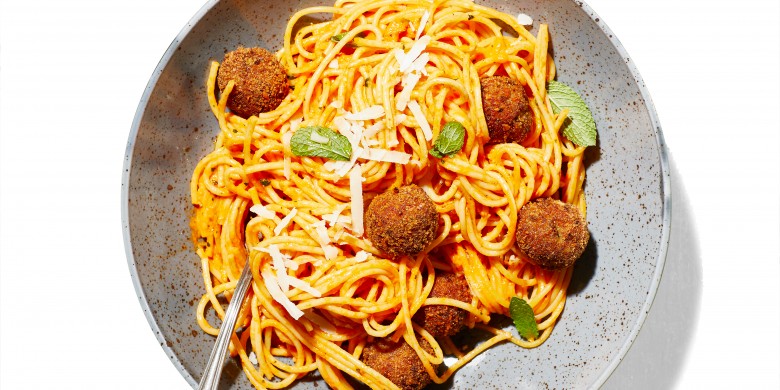 Spaghetti met aubergineballetjes en paprika-muntsaus