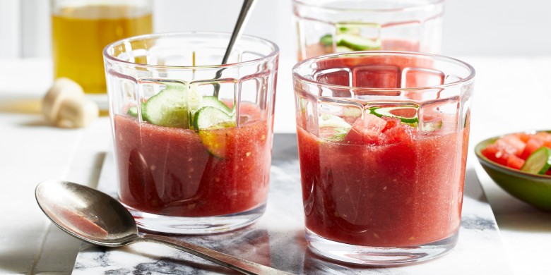 Zomerse tomatensoep met watermeloen en komkommer 