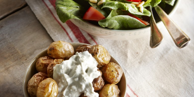 Gepofte krieltjes met gorgonzola en spinaziesalade