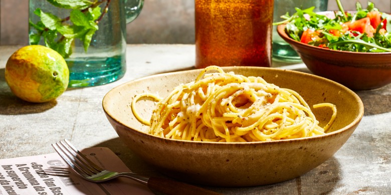 Spaghetti cacio e pepe met rucolasalade 