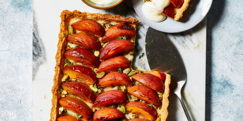 Pruimentaart met tijm en pistachenoten 