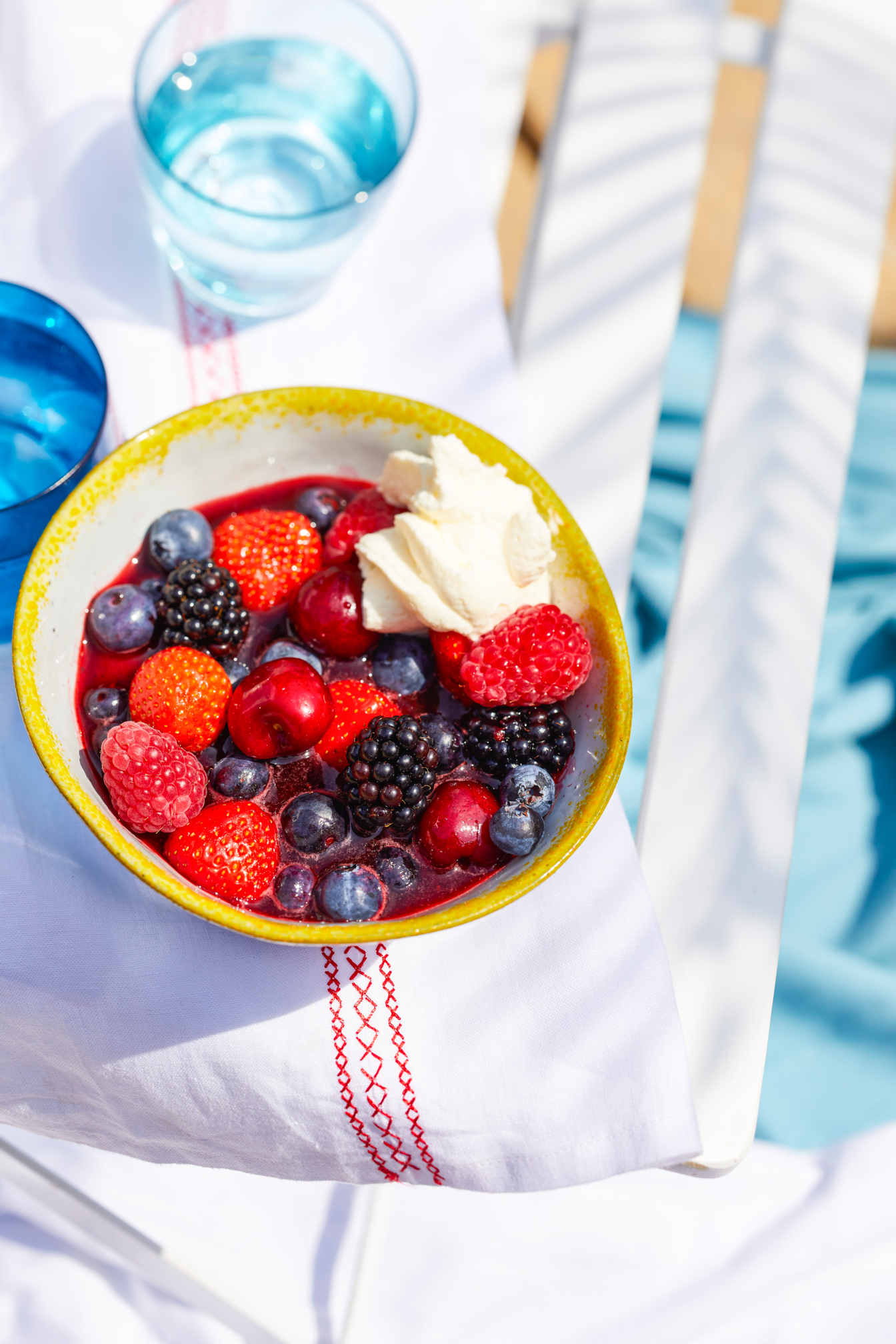 Aardbei-frambozencoulis met zomerfruit