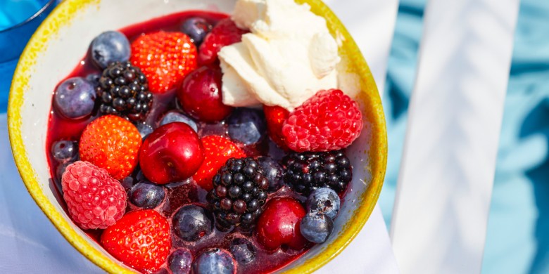 Aardbei-frambozencoulis met zomerfruit