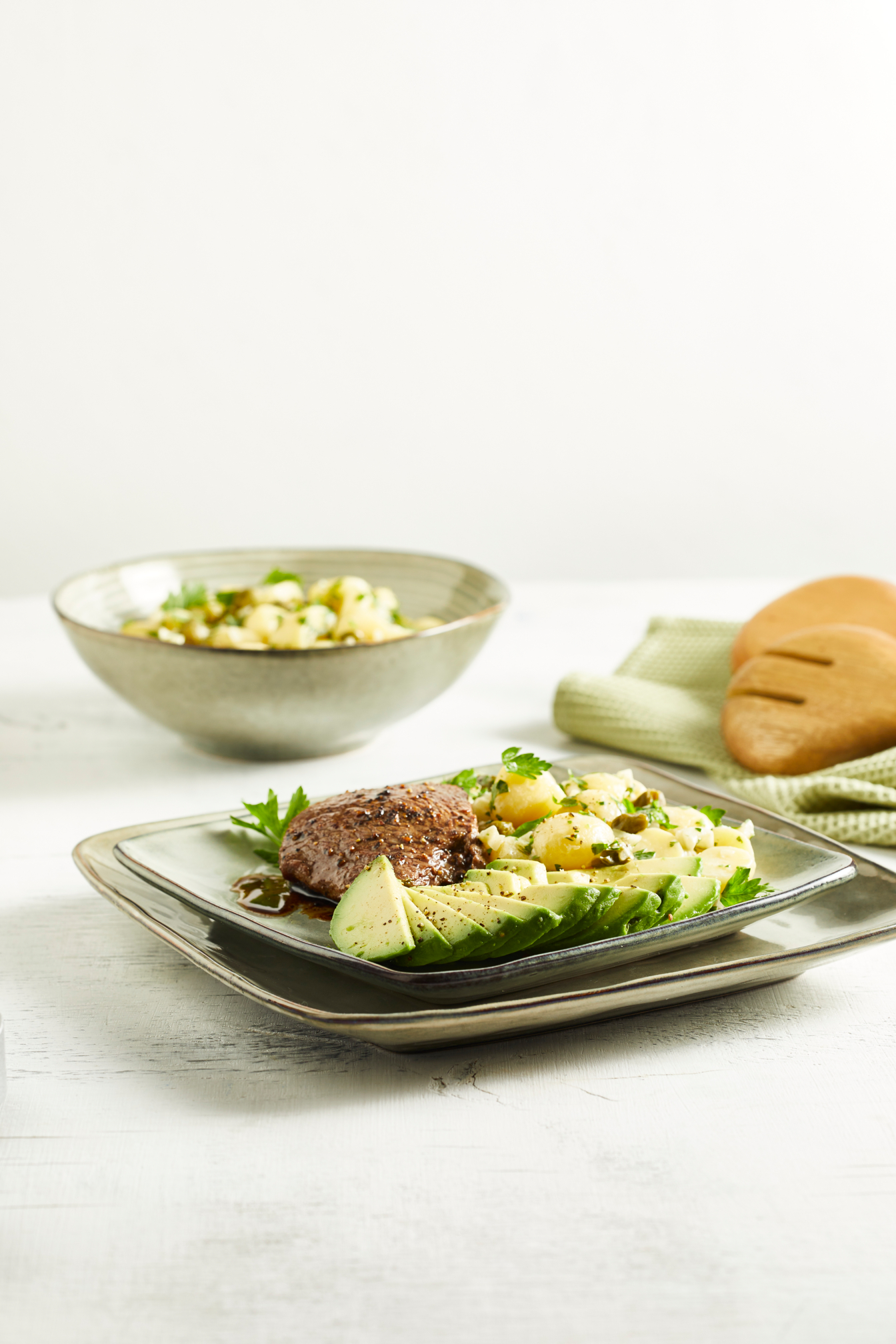 Warme aardappelsalade met avocado en biefstuk