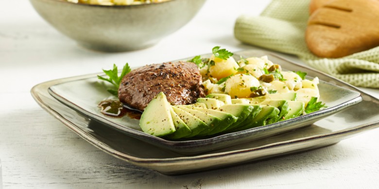 Warme aardappelsalade met avocado en biefstuk