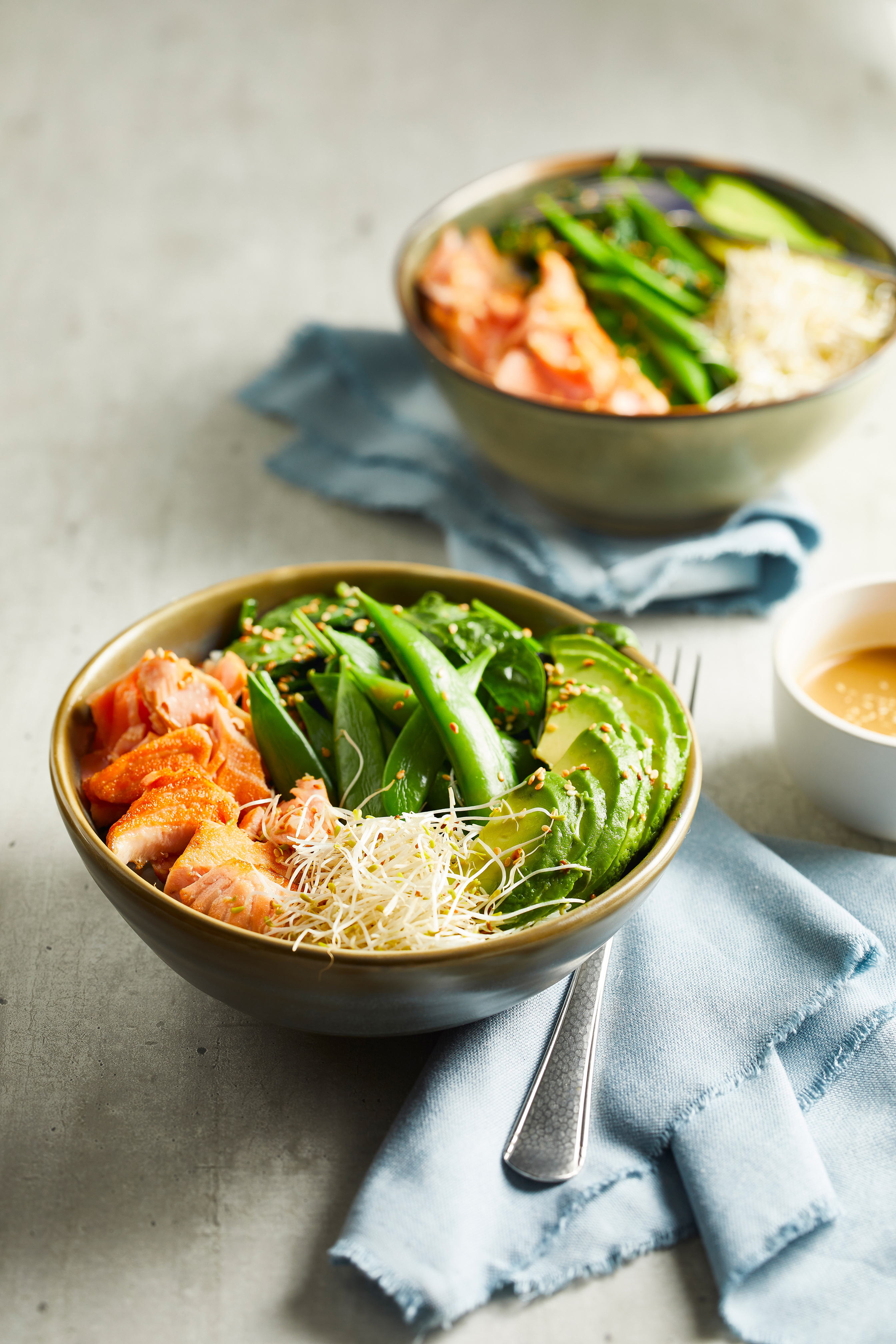 Saladebowl met avocado en zalm