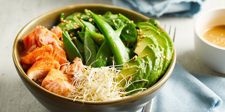 Saladebowl met avocado en zalm