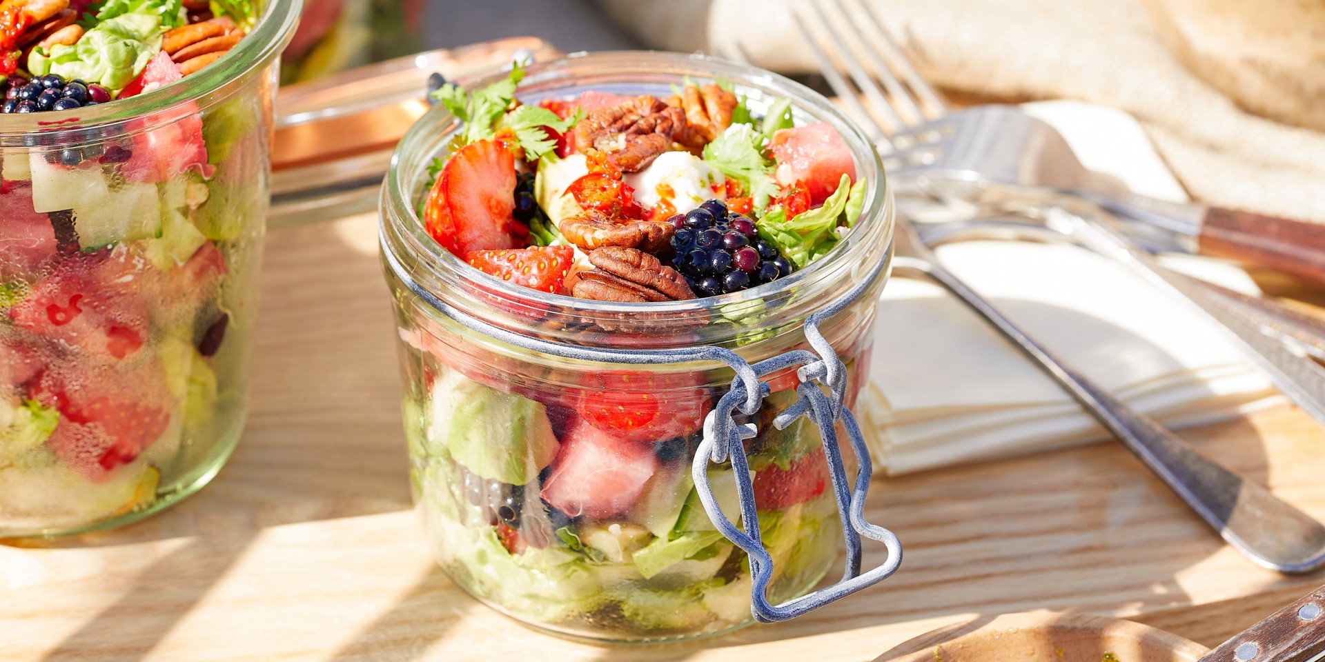 Zomerfruitsalade met avocado, feta en peperdressing
