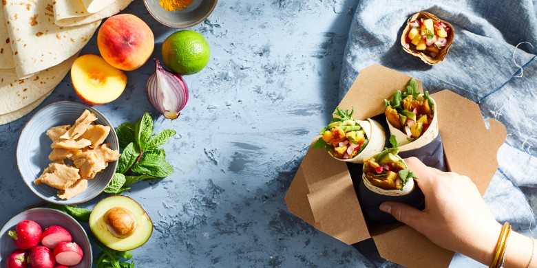 Vega ‘kipwraps’ met perzik-limoensalsa 