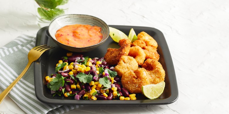 Crispy kokosgarnalen met mangosaus en bonensalade 