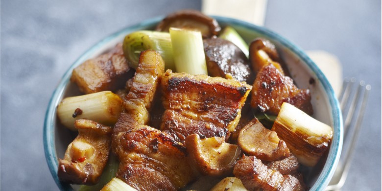 Geroerbakte prei met shiitake en spek