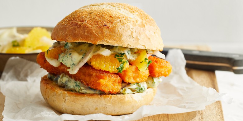 Visstickburger met venkelsalade en ravigotesaus 