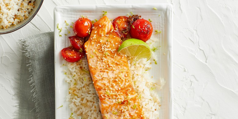 Zalmfilet met gebakken tomaatjes en gemberrijst
