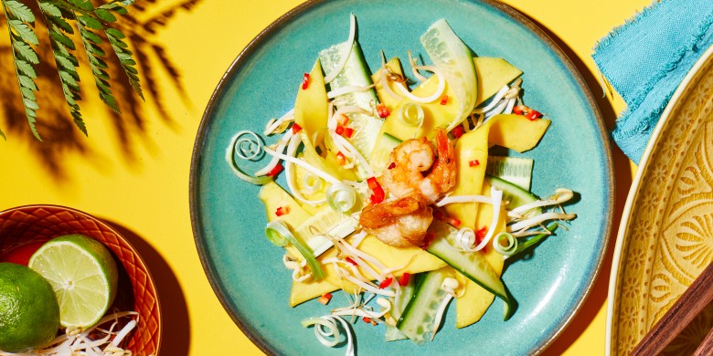 Friszoete mangosalade met gefrituurde garnalen