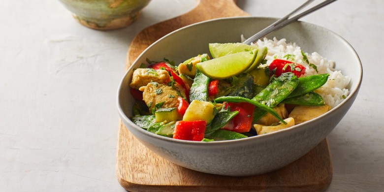Groene curry met courgette, peultjes en kip