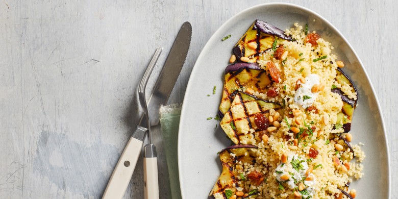 Gegrilde aubergine met couscous en yoghurtsaus