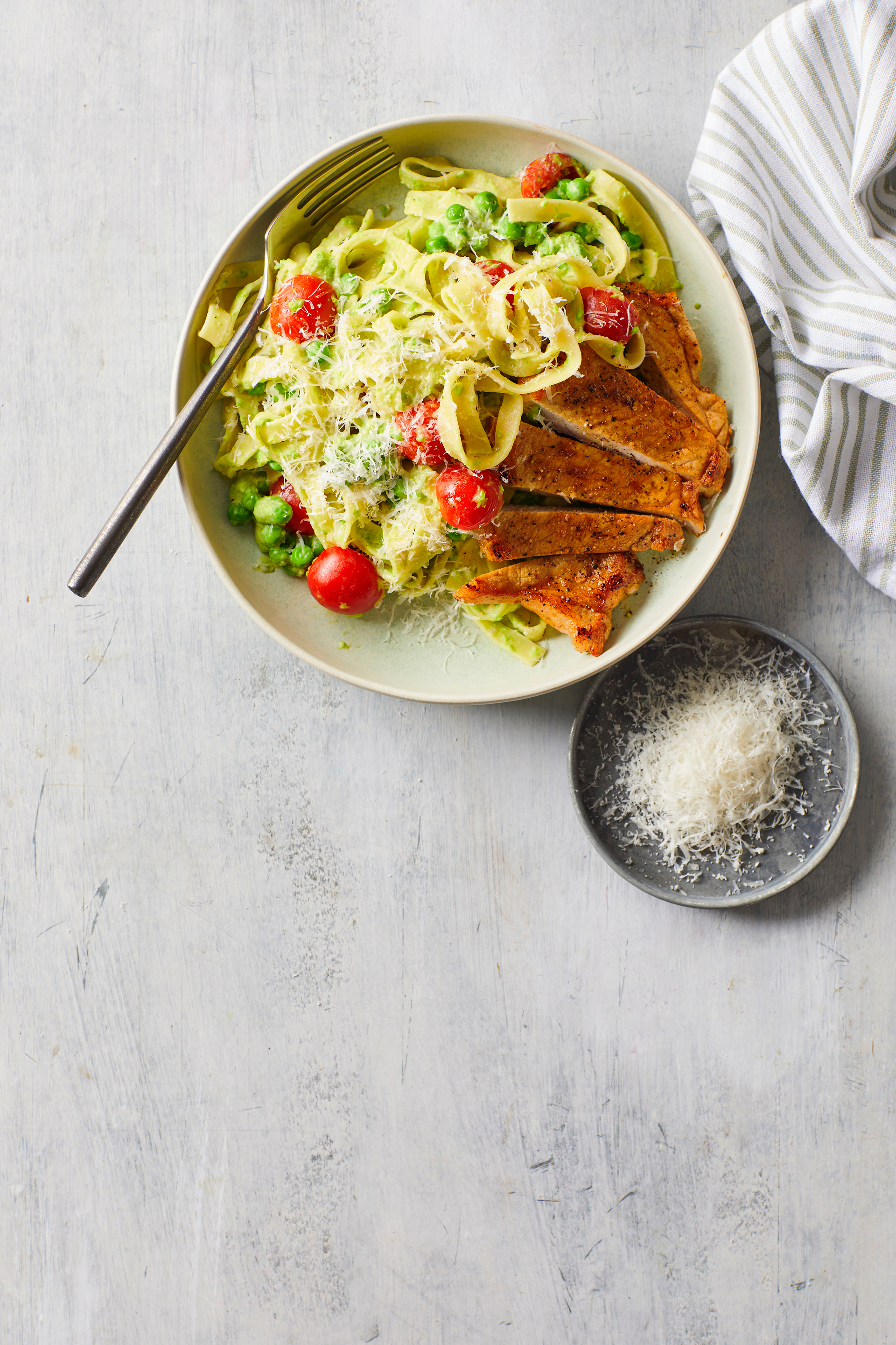 Tagliatelle met doperwten, citroenroomsaus en karbonade