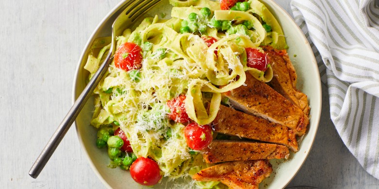 Tagliatelle met doperwten, citroenroomsaus en karbonade