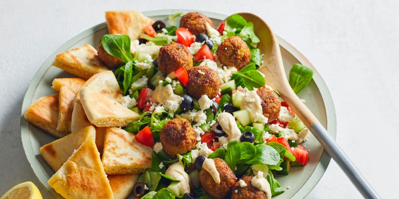 Falafelsalade met hummus en knapperige pitapuntjes 