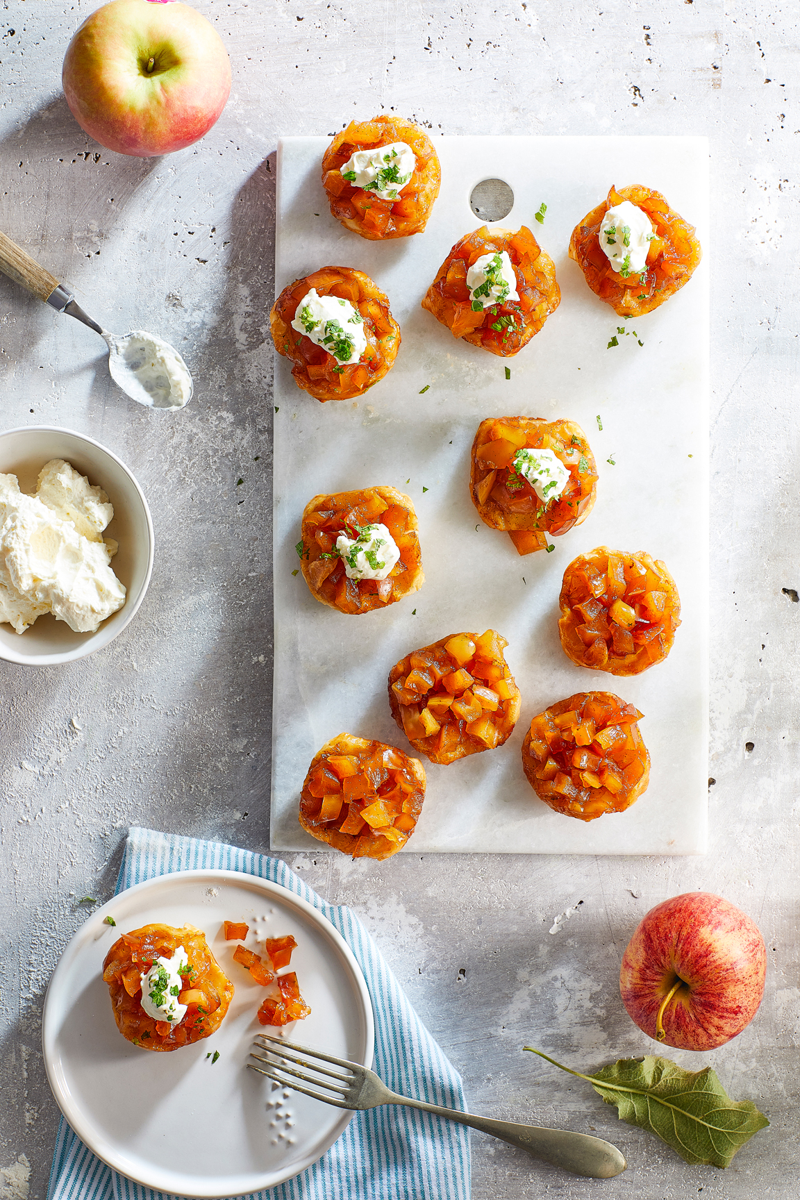 Mini-tarte Tatin met munt-mascarpone