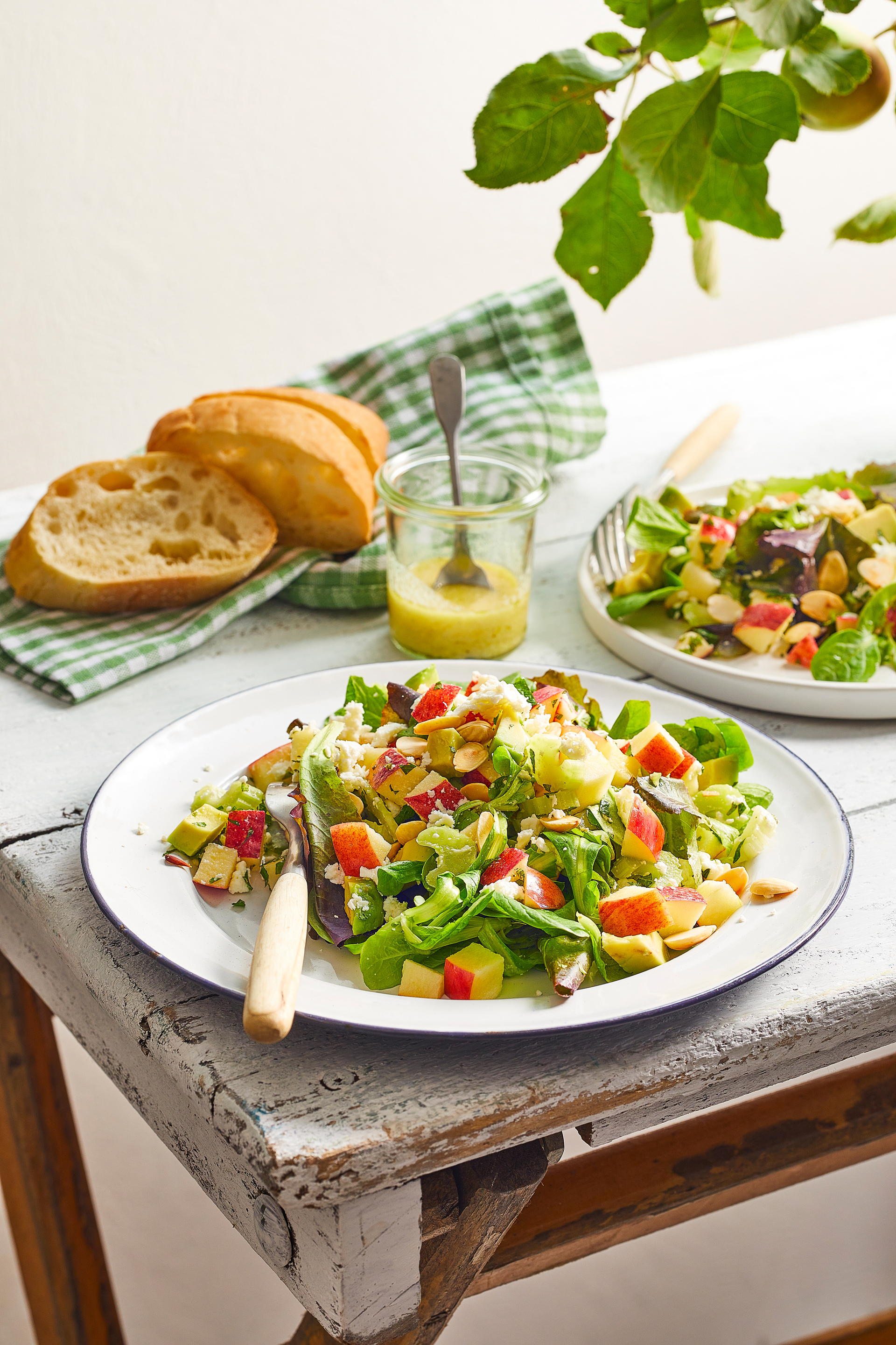 Maaltijdsalade met appel, bleekselderij en amandel