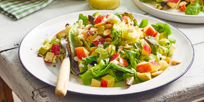 Maaltijdsalade met appel, bleekselderij en amandel