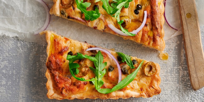 Bladerdeeg-tonijnquiche met olijven