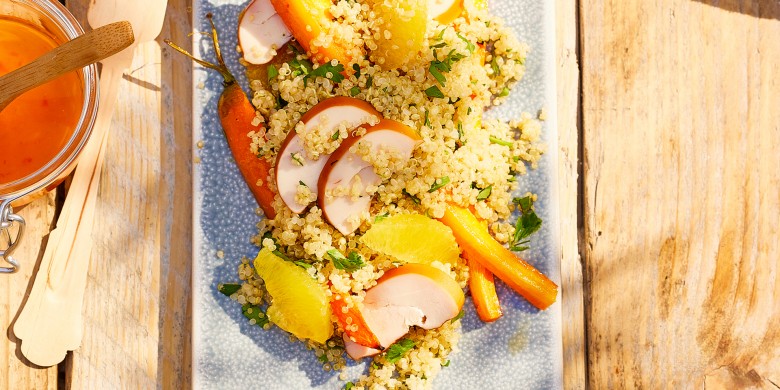 Quinoa-salade met geroosterde wortel en gerookte kip