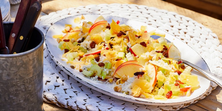 Notenrijstsalade met appel en oude kaas