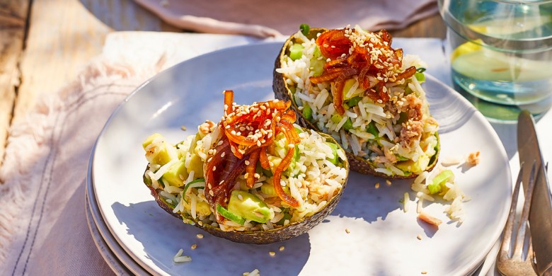 Gevulde avocado met rijst en tonijn