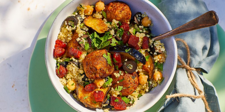 Auberginesalade met quinoa en falafel