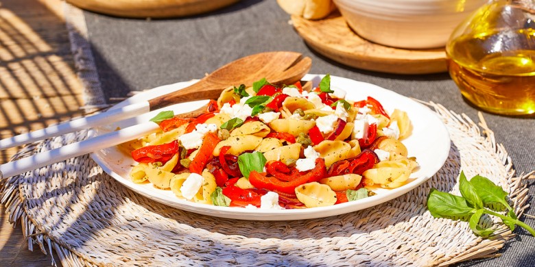Pastasalade met peperonata en feta