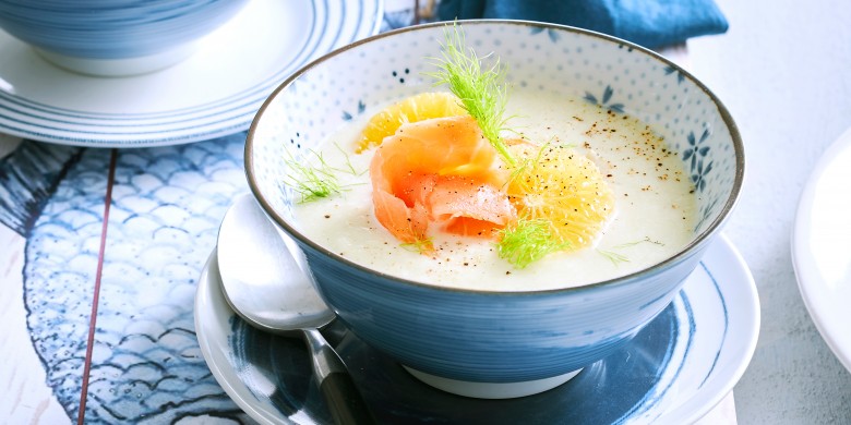Venkelsoep met gerookte zalm en sinaasappel