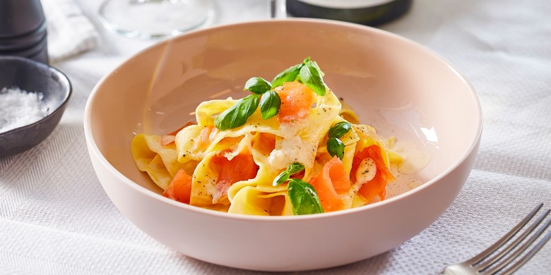 Pappardelle met gerookte zalm en romige wijnsaus