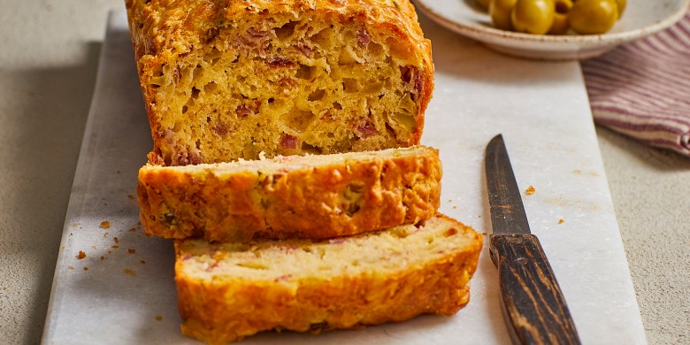 Cake met ham, kaas en olijven