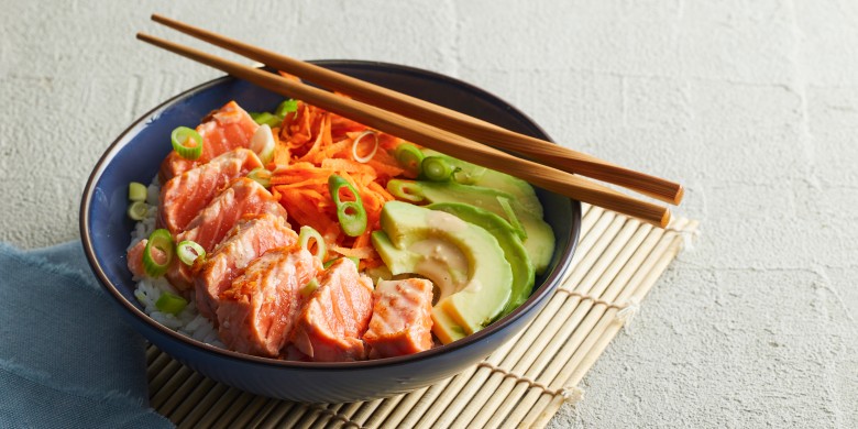 Poké bowl met zalm en avocado 