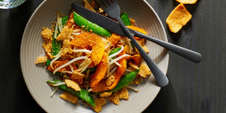 Salade van geroosterde pompoen met sugarsnaps en pindadressing 